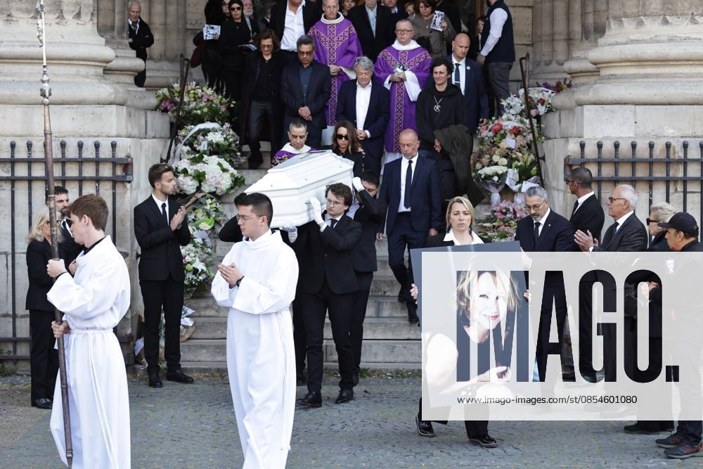 Funeral of the French actress Nathalie Baye PHOTOPQR LE PARISIEN LP Fred Dugit Paris 24 04 2026 Culture Paris Ve , le 24 04 2026 Obsèques de lactrice française Nathalie Baye à léglise parisienne de Saint Sulpice Sortie du cercueil LP Fred Dugit 24 April 2026, Paris 5th arrondissement , France Funeral of the French actress Nathalie Baye at the Church of Saint Sulpice in Paris Local Caption LP Fred Dugit Paris 75 France