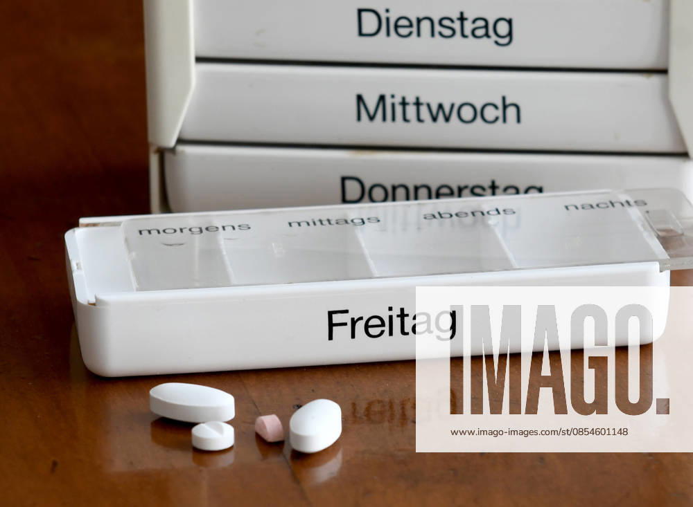Tablet dispenser with the weekly ration of prescribed tablets The German government is aiming for healthcare reform The expenditure of statutory health insurance funds is growing faster than their expenditure The health insurance funds are to save billions, and the insured are to be asked to pay as well