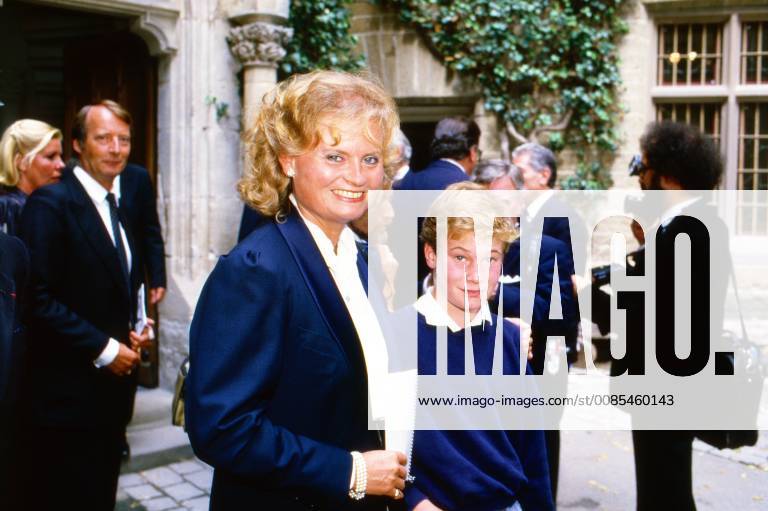 Von Preußen Hannelore Kohl mit Sebastian Lithander Prinz von Preußen bei der Gedenkfeier zum 200. Todestag von Friedrich II. auf Burg Hohenzollern in Hechingen, Deutschland 1986. Hannelore Kohl with Sebastian Lithander Prince of Prussia at the commemoration to the 200th anniversary of death of Prussian king Friedrich II at Hohenzollern castle at Hechingen, Germany 1986.
