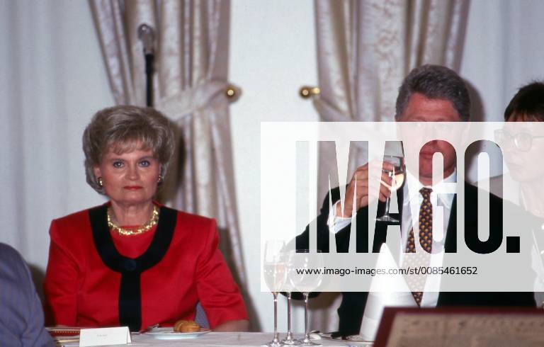 Bill Clinton Hannelore Kohl neben Bill Clinton beim Besuch von US-Präsident Bill Clinton im Gästehaus auf dem Petersberg bei Bonn, Deutschland 1994. Hannelore Kohl with Bill Clinton at the visit of US presiden Bill Clinton at Gaestehaus Petersberg near Bonn, Germany 1994.