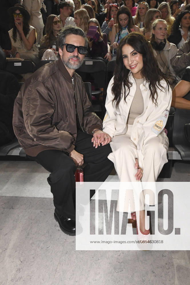 Tom Beck and Chryssanthi Kavazi at the ABOUT YOU Holiday Fashion Show at Tempelhof Airport, Berlin, 23 04 2026 Foto:xM.xFischerx xFuturexImagex about_you_6500