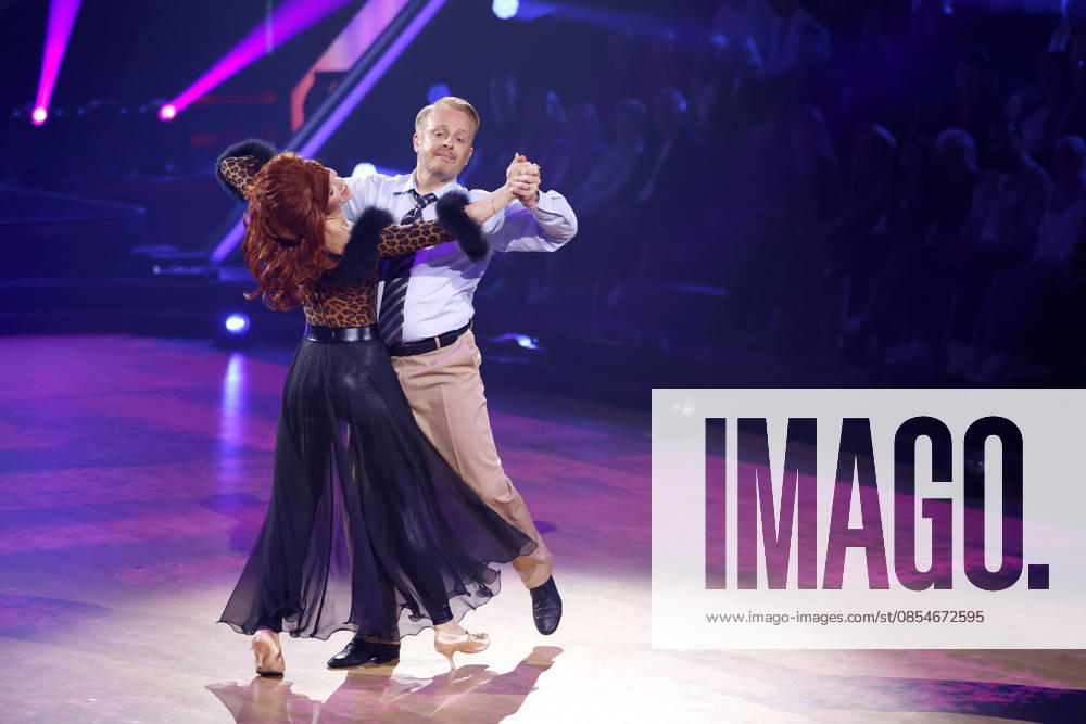 Entertainer Ross Antony and dancer Mariia Maksina in costume as Al and Peggy from Eine schrecklich nette Familie at the seventh dance show of the 19th season of the RTL dance show Lets Dance at the Coloneum Cologne, 24 04 2026 NRW Germany