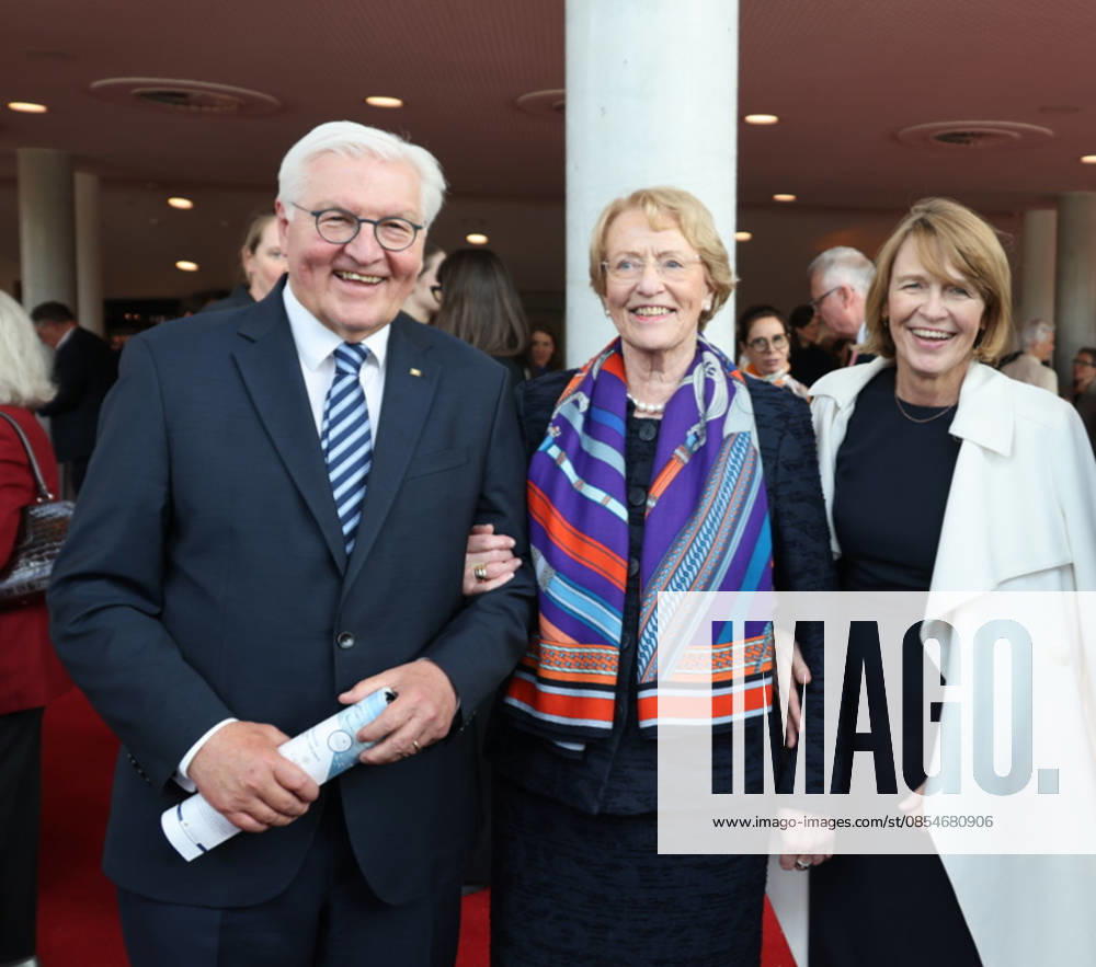 Bundespräsident in Emden 25.04.2026, Germany, Niedersachsen, Emden, Kunsthalle Bundespräsident Frank-Walter Steinmeier und Elke Büdenbender bei der 40 Jahre Feier der Kunsthalle Emden mit Eske annen, gründerin , Ministerpräsident Olaf Lies und Minister Falko Mohrs, sowie der Oberbuergermeister Tim Kruithoff, mit der besonderen Kette von 1902, hier mit Max Beckmann Bild Locarno Torgau Sachsen Germany