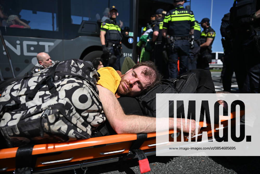 Police arrest over 400 protesters after A12 road blockade in Utrecht UTRECHT, NETHERLANDS - APRIL 25: Climate activists and pro-Palestinian demonstrators block a road near De Meern in Utrecht, Netherlands on April 25, 2026. More than 400 protesters were detained during the roadblock protest. Mouneb Taim Anadolu Utrecht Netherlands. Editorial use only. Please get in touch for any other usage.