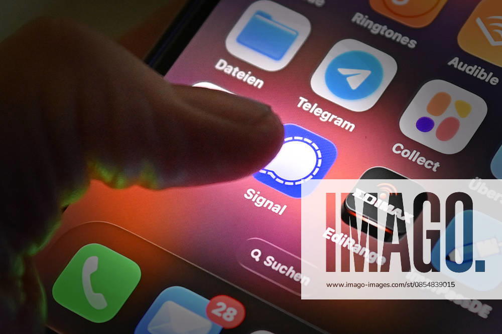 Symbol photo Signal Messenger, The messenger app Signal is popular with many people for whom privacy is important Now there is a major phishing attack, which apparently also affects federal ministers The evidence of the author is growing Social networks,Smartphone,Finger in front of logos,Logo,App,