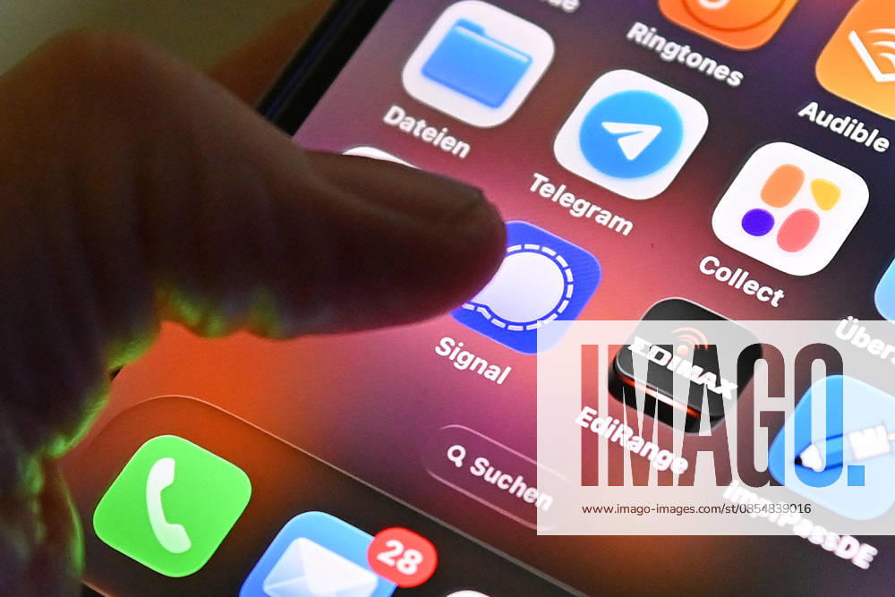 Symbol photo Signal Messenger, The messenger app Signal is popular with many people for whom privacy is important Now there is a major phishing attack, which apparently also affects federal ministers The evidence of the author is growing Social networks,Smartphone,Finger in front of logos,Logo,App,