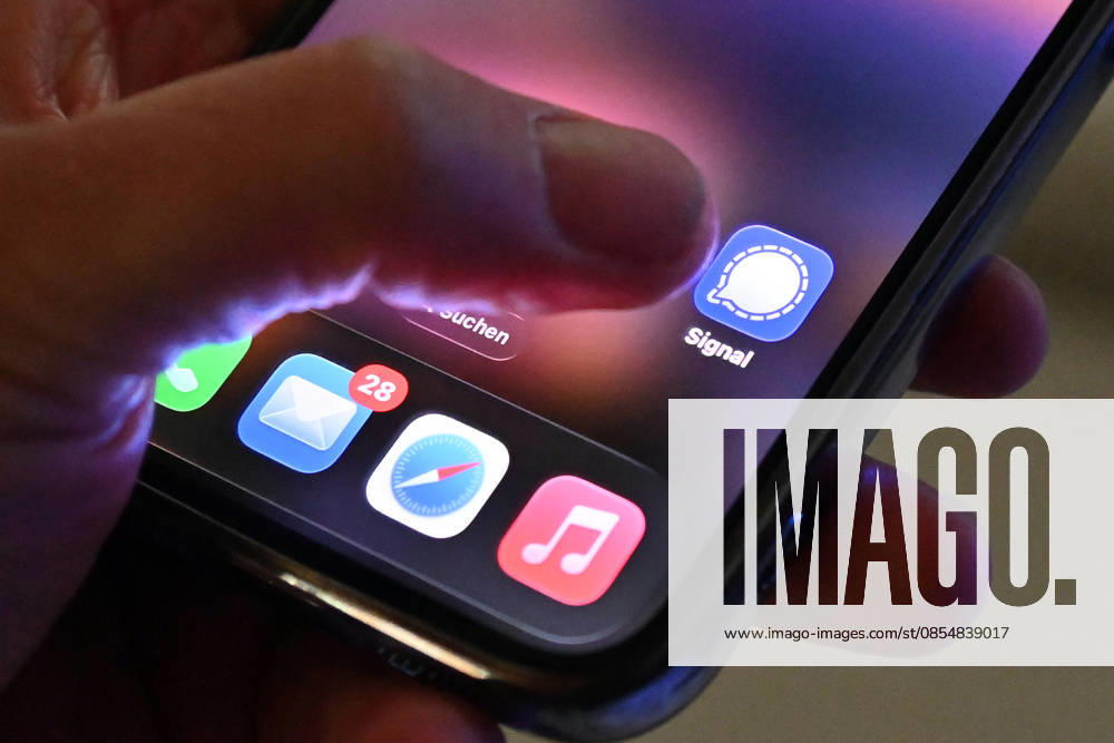 Symbol photo Signal Messenger, The messenger app Signal is popular with many people for whom privacy is important Now there is a major phishing attack, which apparently also affects federal ministers The evidence of the author is growing Social networks,Smartphone,Finger in front of logos,Logo,App,