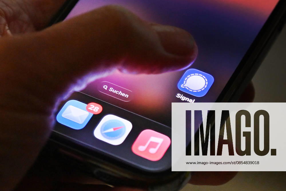 Symbol photo Signal Messenger, The messenger app Signal is popular with many people for whom privacy is important Now there is a major phishing attack, which apparently also affects federal ministers The evidence of the author is growing Social networks,Smartphone,Finger in front of logos,Logo,App,