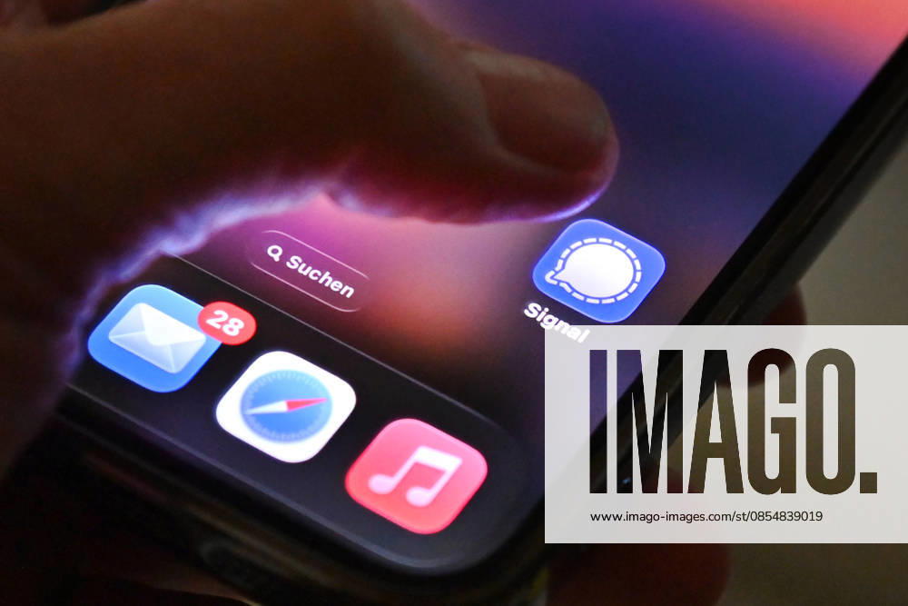 Symbol photo Signal Messenger, The messenger app Signal is popular with many people for whom privacy is important Now there is a major phishing attack, which apparently also affects federal ministers The evidence of the author is growing Social networks,Smartphone,Finger in front of logos,Logo,App,