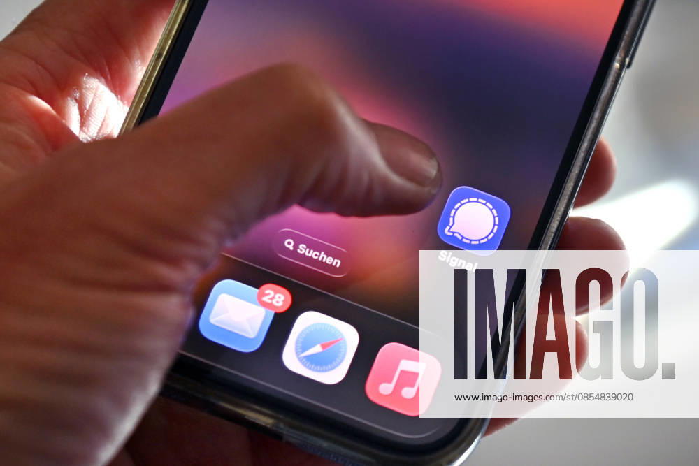 Symbol photo Signal Messenger, The messenger app Signal is popular with many people for whom privacy is important Now there is a major phishing attack, which apparently also affects federal ministers The evidence of the author is growing Social networks,Smartphone,Finger in front of logos,Logo,App,