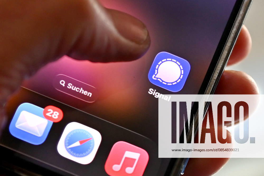 Symbol photo Signal Messenger, The messenger app Signal is popular with many people for whom privacy is important Now there is a major phishing attack, which apparently also affects federal ministers The evidence of the author is growing Social networks,Smartphone,Finger in front of logos,Logo,App,