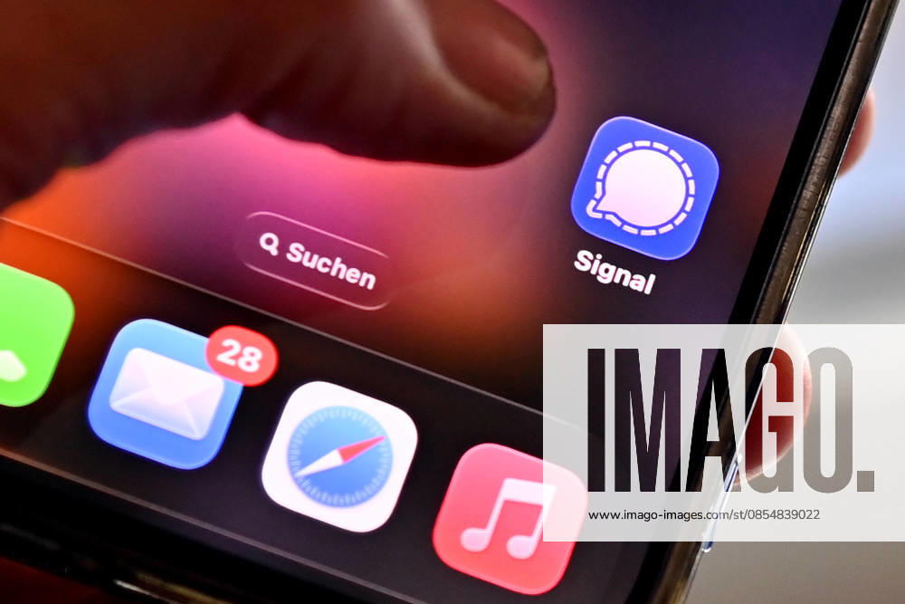 Symbol photo Signal Messenger, The messenger app Signal is popular with many people for whom privacy is important Now there is a major phishing attack, which apparently also affects federal ministers The evidence of the author is growing Social networks,Smartphone,Finger in front of logos,Logo,App,