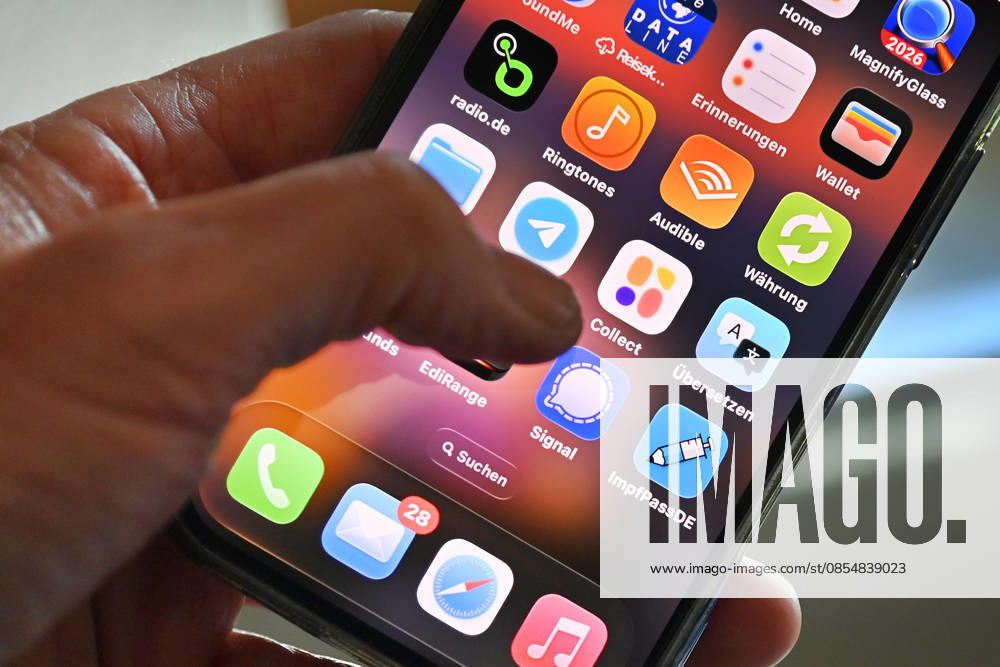 Symbol photo Signal Messenger, The messenger app Signal is popular with many people for whom privacy is important Now there is a major phishing attack, which apparently also affects federal ministers The evidence of the author is growing Social networks,Smartphone,Finger in front of logos,Logo,App,