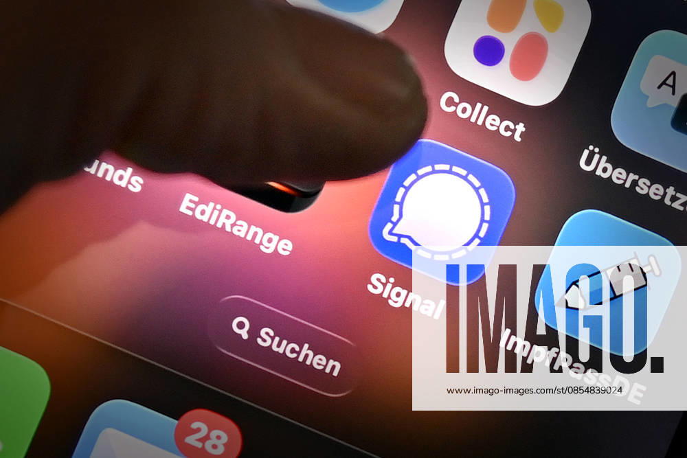 Symbol photo Signal Messenger, The messenger app Signal is popular with many people for whom privacy is important Now there is a major phishing attack, which apparently also affects federal ministers The evidence of the author is growing Social networks,Smartphone,Finger in front of logos,Logo,App,