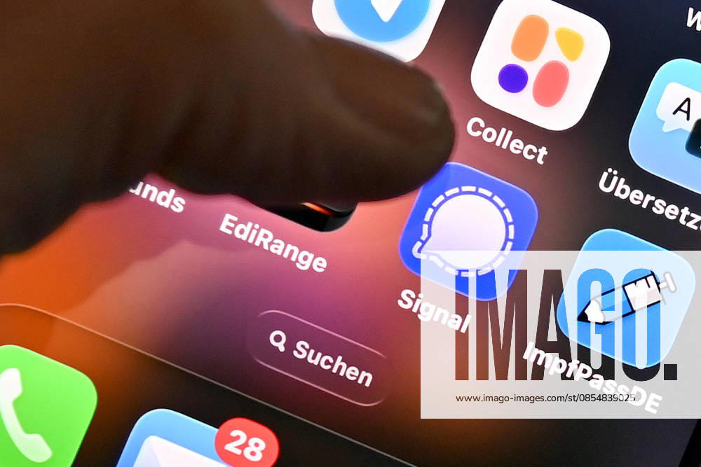 Symbol photo Signal Messenger, The messenger app Signal is popular with many people for whom privacy is important Now there is a major phishing attack, which apparently also affects federal ministers The evidence of the author is growing Social networks,Smartphone,Finger in front of logos,Logo,App,