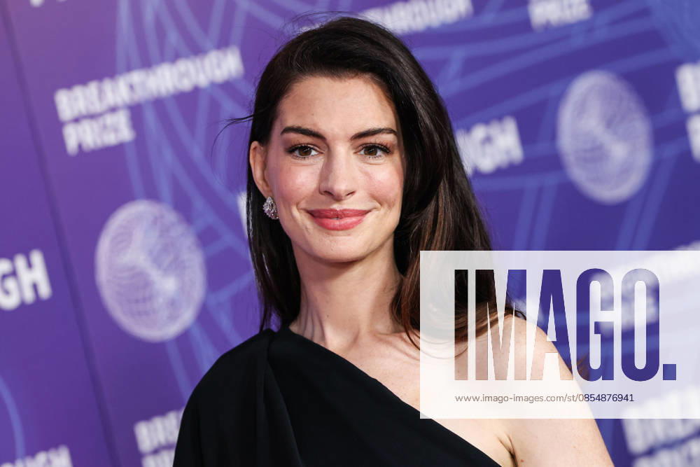 12th Annual Breakthrough Prize Ceremony 2026 SANTA MONICA, LOS ANGELES, CALIFORNIA, USA - APRIL 18: Anne Hathaway wearing Ralph Lauren with a Bvlgari clutch and jewels arrives at the 12th Annual Breakthrough Prize Ceremony 2026 held at the Barker Hangar on April 18, 2026 in Santa Monica, Los Angeles, California, United States. (Photo by Xavier Collin Image Press Agency)