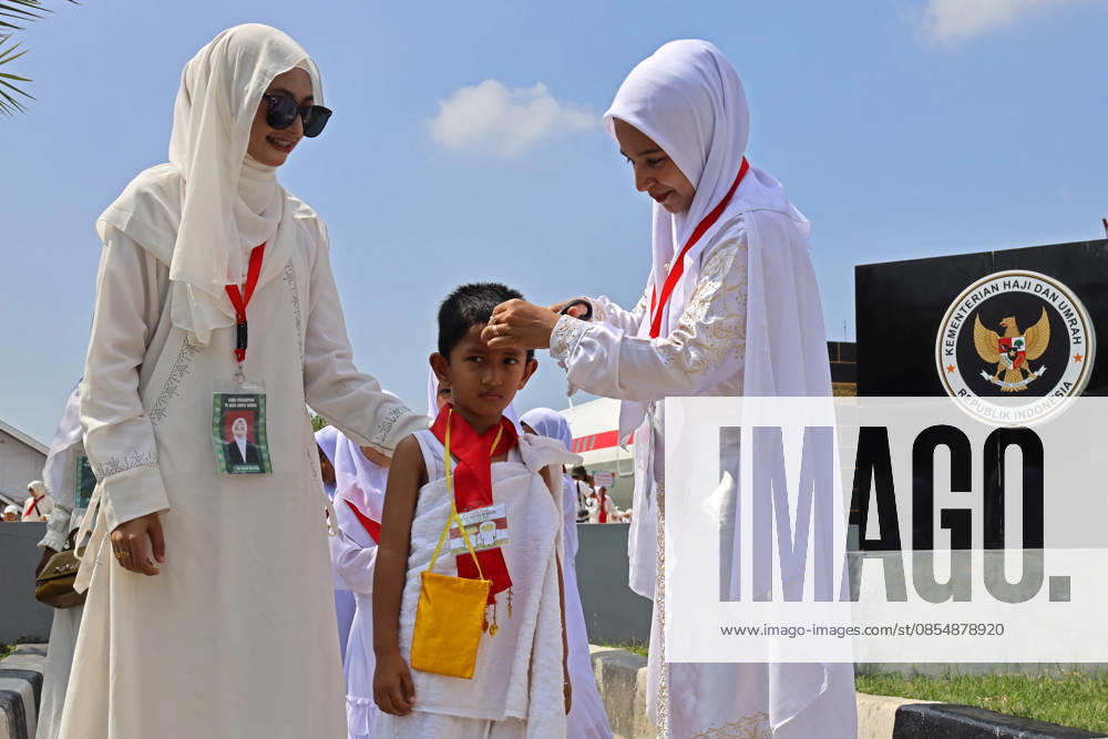 Kindergarten children who are guided by their teachers, carry out simulation haircut (tahallul) during Hajj manasik education at the Aceh Hajj Embarkation Dormitory in Banda Aceh City, Aceh province, Indonesia on Monday, April 27, 2026. The activity which was attended by thousands of kindergarten students, aims to introduce the procedures for Hajj to children from an early age. Banda Aceh Indonesia - ZUMAs340 20260427_zip_s340_022