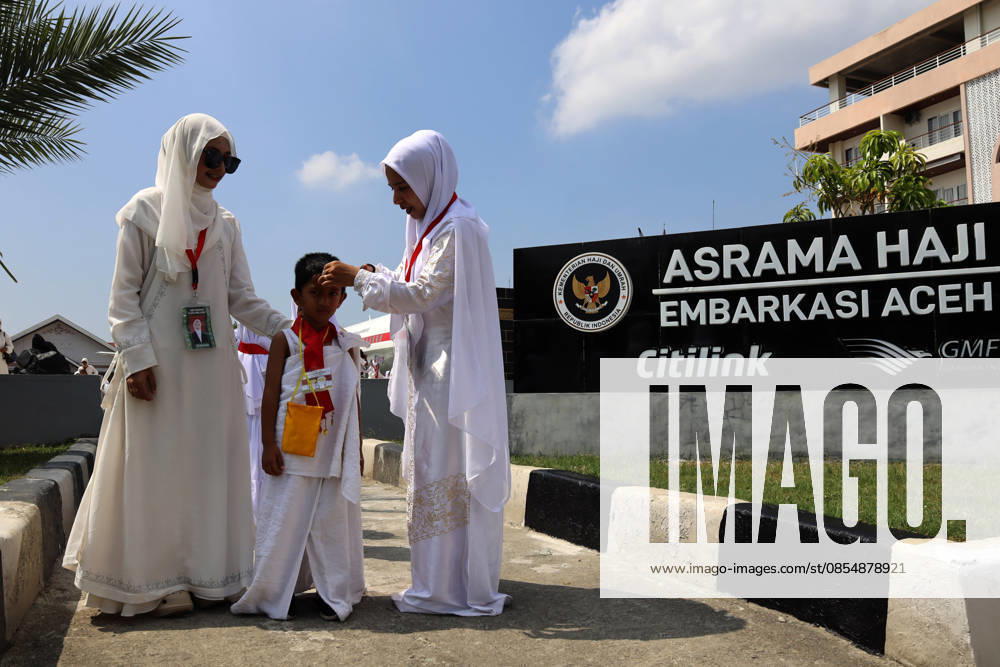 Kindergarten children who are guided by their teachers, carry out simulation haircut (tahallul) during Hajj manasik education at the Aceh Hajj Embarkation Dormitory in Banda Aceh City, Aceh province, Indonesia on Monday, April 27, 2026. The activity which was attended by thousands of kindergarten students, aims to introduce the procedures for Hajj to children from an early age. Banda Aceh Indonesia - ZUMAs340 20260427_zip_s340_023