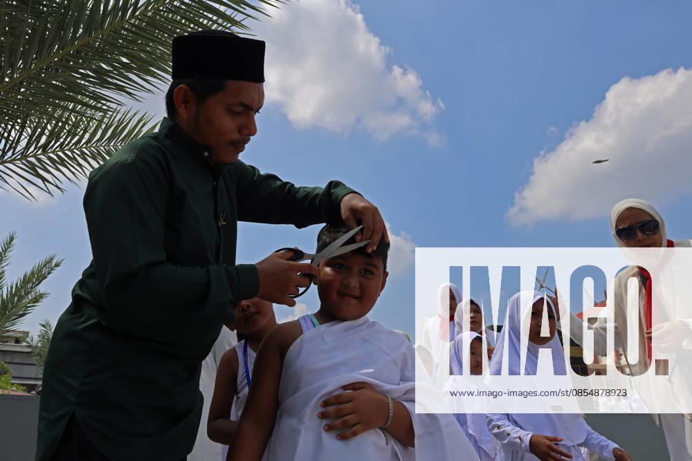 Kindergarten children who are guided by their teachers, carry out simulation haircut (tahallul) during Hajj manasik education at the Aceh Hajj Embarkation Dormitory in Banda Aceh City, Aceh province, Indonesia on Monday, April 27, 2026. The activity which was attended by thousands of kindergarten students, aims to introduce the procedures for Hajj to children from an early age. Banda Aceh Indonesia - ZUMAs340 20260427_zip_s340_025