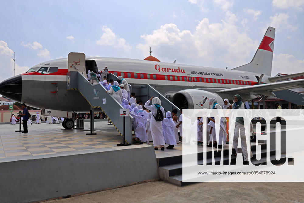 Guided by their teachers, kindergarteners practice boarding a Hajj plane during Hajj manasik education at the Aceh Hajj Embarkation Dormitory in Banda Aceh City, Aceh province, Indonesia on Monday, April 27, 2026. The activity which was attended by thousands of kindergarten students, aims to introduce the procedures for Hajj to children from an early age. Banda Aceh Indonesia - ZUMAs340 20260427_zip_s340_026