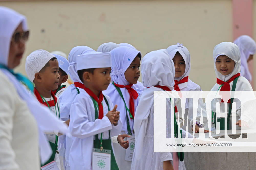 Kindergarteners children performing tawaf around a miniature Kaaba during Hajj manasik education at the Aceh Hajj Embarkation Dormitory in Banda Aceh City, Aceh province, Indonesia on Monday, April 27, 2026. The activity which was attended by thousands of kindergarten students, aims to introduce the procedures for Hajj to children from an early age. Banda Aceh Indonesia - ZUMAs340 20260427_zip_s340_020