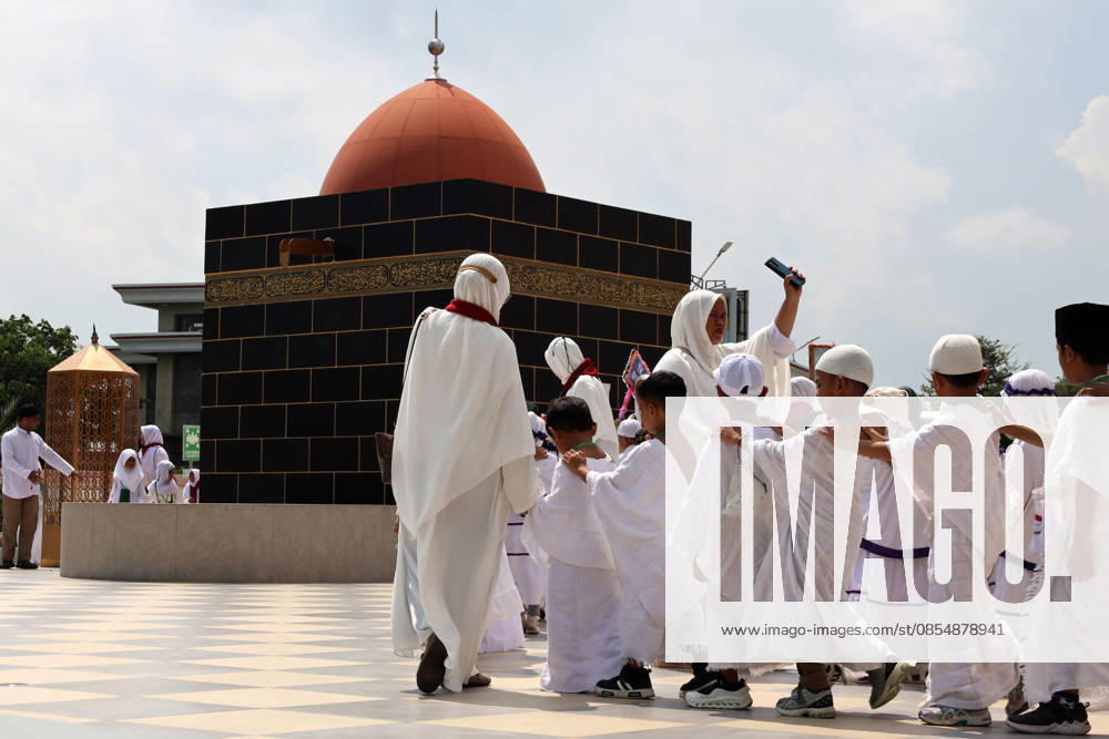 Kindergarteners children performing tawaf around a miniature Kaaba companied by teacher during Hajj manasik education at the Aceh Hajj Embarkation Dormitory in Banda Aceh City, Aceh province, Indonesia on Monday, April 27, 2026. The activity which was attended by thousands of kindergarten students, aims to introduce the procedures for Hajj to children from an early age. Banda Aceh Indonesia - ZUMAs340 20260427_zip_s340_021