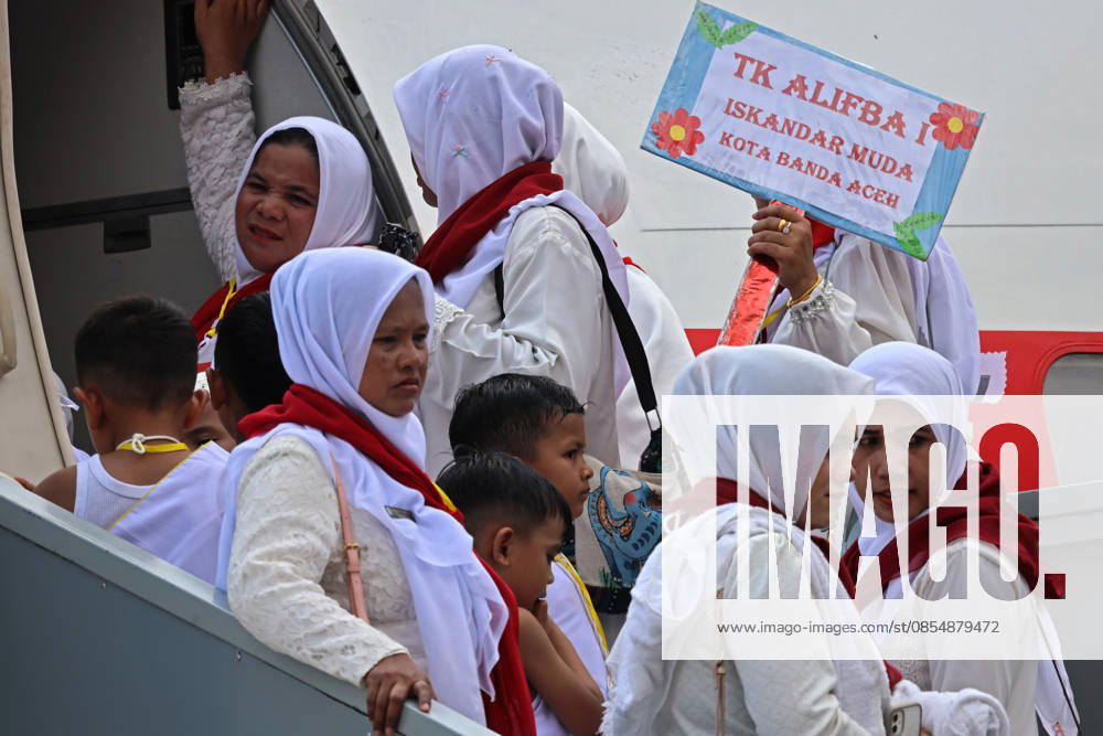 Guided by their teachers, kindergarteners practice boarding a Hajj plane during Hajj manasik education at the Aceh Hajj Embarkation Dormitory in Banda Aceh City, Aceh province, Indonesia on Monday, April 27, 2026. The activity which was attended by thousands of kindergarten students, aims to introduce the procedures for Hajj to children from an early age. Banda Aceh Indonesia - ZUMAs340 20260427_zip_s340_016