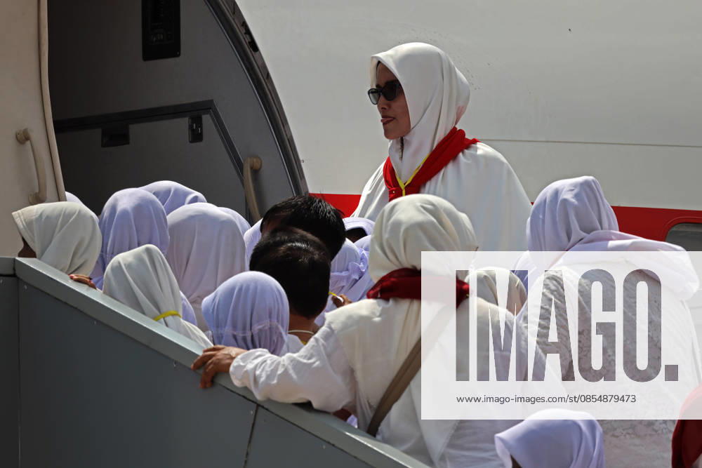Guided by their teachers, kindergarteners practice boarding a Hajj plane during Hajj manasik education at the Aceh Hajj Embarkation Dormitory in Banda Aceh City, Aceh province, Indonesia on Monday, April 27, 2026. The activity which was attended by thousands of kindergarten students, aims to introduce the procedures for Hajj to children from an early age. Banda Aceh Indonesia - ZUMAs340 20260427_zip_s340_017