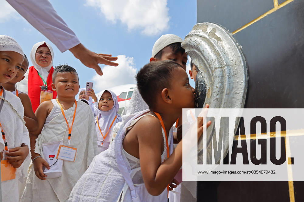 Kindergarteners children Kissing the Hajar al-Aswad at the miniature Kaaba companied by teacher during Hajj manasik education at the Aceh Hajj Embarkation Dormitory in Banda Aceh City, Aceh province, Indonesia on Monday, April 27, 2026. The activity which was attended by thousands of kindergarten students, aims to introduce the procedures for Hajj to children from an early age. Banda Aceh Indonesia - ZUMAs340 20260427_zip_s340_013