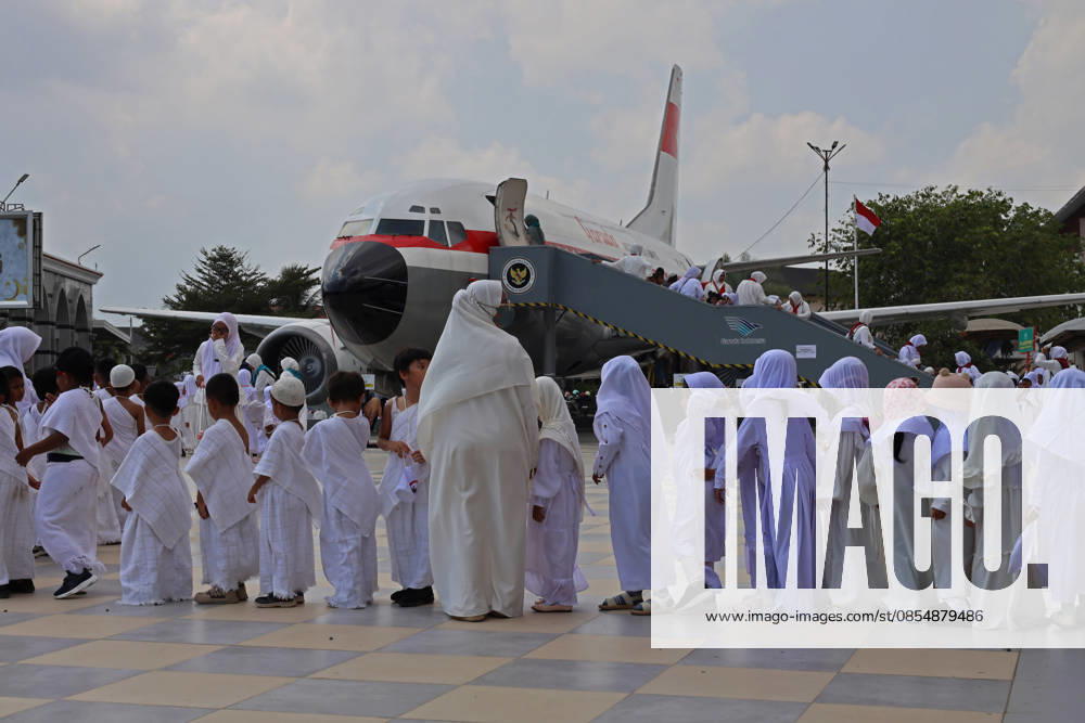 Kindergarteners children performing tawaf around a miniature Kaaba companied by teacher during Hajj manasik education at the Aceh Hajj Embarkation Dormitory in Banda Aceh City, Aceh province, Indonesia on Monday, April 27, 2026. The activity which was attended by thousands of kindergarten students, aims to introduce the procedures for Hajj to children from an early age. Banda Aceh Indonesia - ZUMAs340 20260427_zip_s340_018