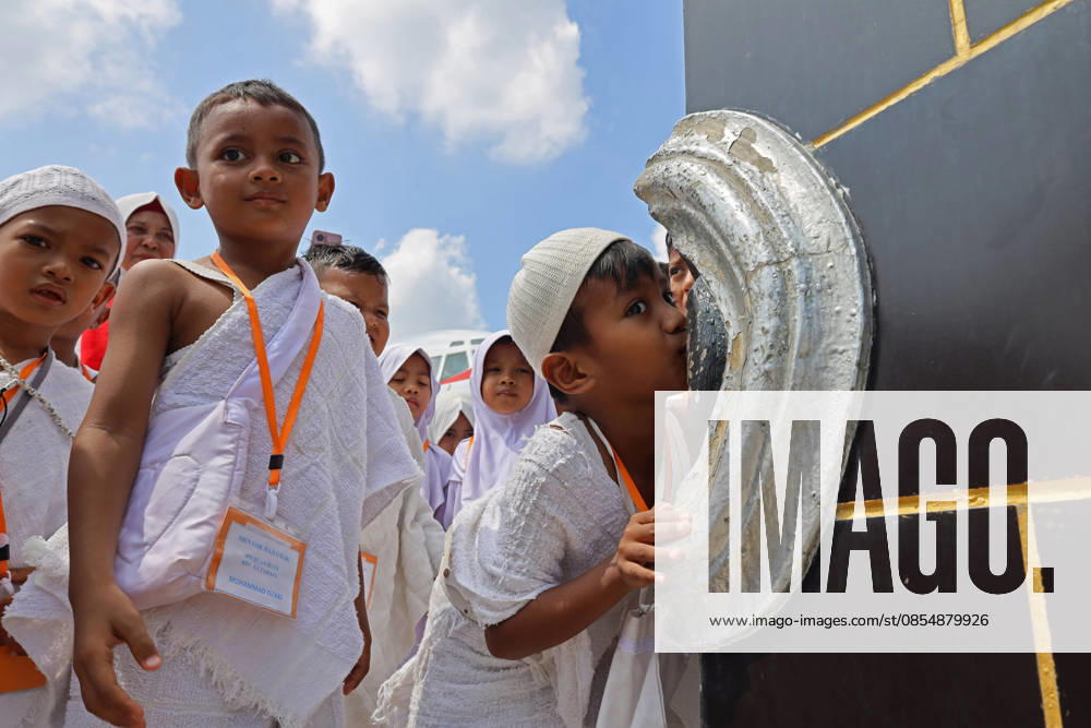 Kindergarteners children Kissing the Hajar al-Aswad at the miniature Kaaba companied by teacher during Hajj manasik education at the Aceh Hajj Embarkation Dormitory in Banda Aceh City, Aceh province, Indonesia on Monday, April 27, 2026. The activity which was attended by thousands of kindergarten students, aims to introduce the procedures for Hajj to children from an early age. Banda Aceh Indonesia - ZUMAs340 20260427_zip_s340_012
