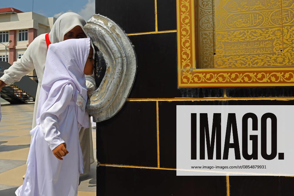 Kindergarteners children Kissing the Hajar al-Aswad at the miniature Kaaba companied by teacher during Hajj manasik education at the Aceh Hajj Embarkation Dormitory in Banda Aceh City, Aceh province, Indonesia on Monday, April 27, 2026. The activity which was attended by thousands of kindergarten students, aims to introduce the procedures for Hajj to children from an early age. Banda Aceh Indonesia - ZUMAs340 20260427_zip_s340_014