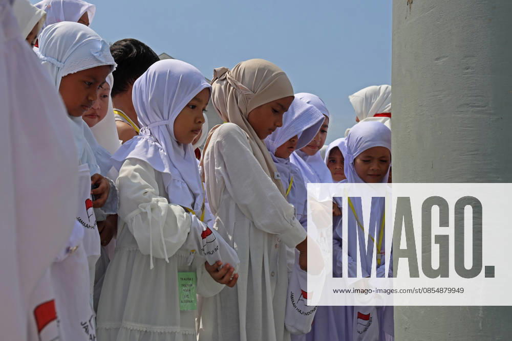 Kindergarteners children throw jumrah during Hajj manasik education at the Aceh Hajj Embarkation Dormitory in Banda Aceh City, Aceh province, Indonesia on Monday, April 27, 2026. The activity which was attended by thousands of kindergarten students, aims to introduce the procedures for Hajj to children from an early age. Banda Aceh Indonesia - ZUMAs340 20260427_zip_s340_010