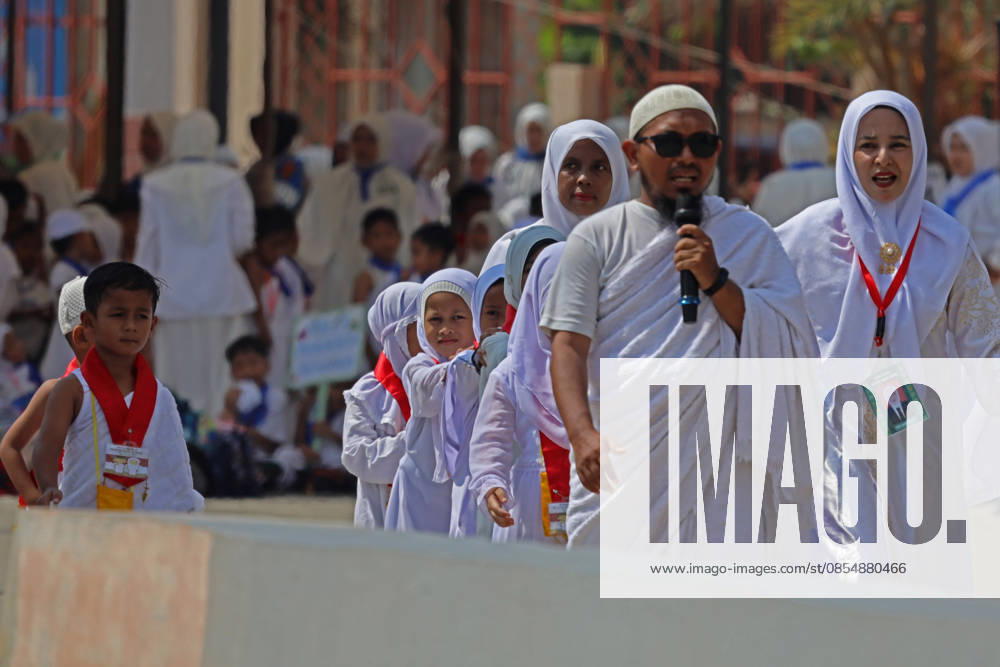 Kindergarten children guided by their teacher, to the location of jumroh throwing during Hajj manasik education at the Aceh Hajj Embarkation Dormitory in Banda Aceh City, Aceh province, Indonesia on Monday, April 27, 2026. The activity which was attended by thousands of kindergarten students, aims to introduce the procedures for Hajj to children from an early age. Banda Aceh Indonesia - ZUMAs340 20260427_zip_s340_003
