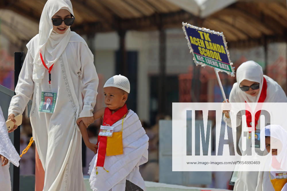 Kindergarten children guided by their teachers, to the location of tawaf during Hajj manasik education at the Aceh Hajj Embarkation Dormitory in Banda Aceh City, Aceh province, Indonesia on Monday, April 27, 2026. The activity which was attended by thousands of kindergarten students, aims to introduce the procedures for Hajj to children from an early age. Banda Aceh Indonesia - ZUMAs340 20260427_zip_s340_004