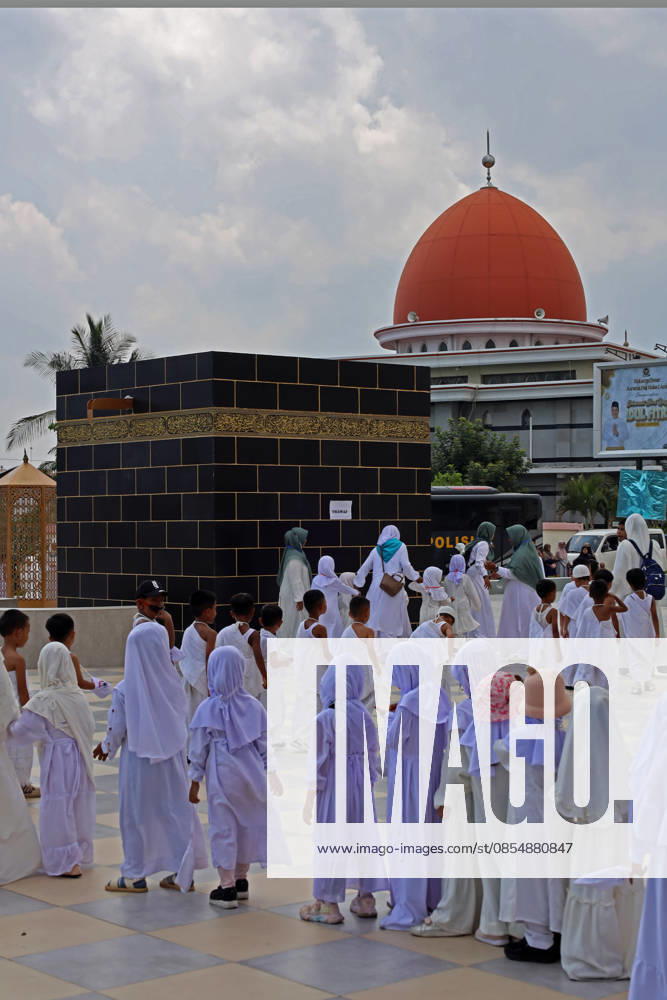 Kindergarteners children performing tawaf around a miniature Kaaba companied by teacher during Hajj manasik education at the Aceh Hajj Embarkation Dormitory in Banda Aceh City, Aceh province, Indonesia on Monday, April 27, 2026. The activity which was attended by thousands of kindergarten students, aims to introduce the procedures for Hajj to children from an early age. Banda Aceh Indonesia - ZUMAs340 20260427_zip_s340_001
