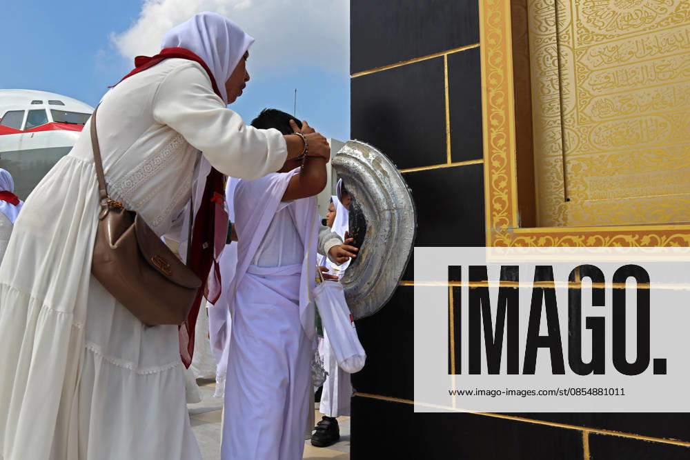 Kindergarteners children Kissing the Hajar al-Aswad at the miniature Kaaba companied by teacher during Hajj manasik education at the Aceh Hajj Embarkation Dormitory in Banda Aceh City, Aceh province, Indonesia on Monday, April 27, 2026. The activity which was attended by thousands of kindergarten students, aims to introduce the procedures for Hajj to children from an early age. Banda Aceh Indonesia - ZUMAs340 20260427_zip_s340_007