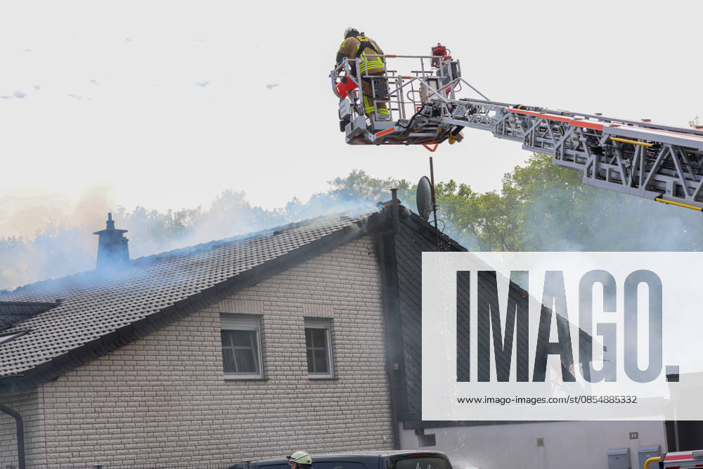Großbrand zerstört Mehrfamilienhaus an der Grenze von Langenfeld und Solingen in mitten der Ohligser Heide Eine große Rauchsäule stieg am Montagnachmittag (27.04.2026) über der Ohligser Heide zwischen Langenfeld und Solingen auf, bereits von der A3 war die massive schwarze Rauchsäule zu sehen. Umgehend wurde die Feuerwehr Langenfeld alarmiert, zunächst berichteten Augenzeugen von einem Balkonbrand. Als die ersten Feuerwehrkräfte eintrafen stand das Mehrfamilienhaus auf der Rückseite nahezu in Vollbrand. Umgehend wurde das Alarmstichwort erhöht und zahlreiche Kräfte, auch aus umliegenden Gemeinden und Städten, nachalarmiert. In der Spitze waren rund 70 Einsatzkräfte vor Ort. Zum Beginn der Löschmaßnahmen gestaltete sich die L
