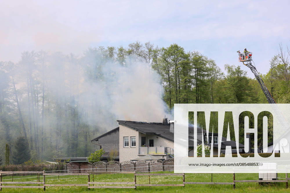 Großbrand zerstört Mehrfamilienhaus an der Grenze von Langenfeld und Solingen in mitten der Ohligser Heide Eine große Rauchsäule stieg am Montagnachmittag (27.04.2026) über der Ohligser Heide zwischen Langenfeld und Solingen auf, bereits von der A3 war die massive schwarze Rauchsäule zu sehen. Umgehend wurde die Feuerwehr Langenfeld alarmiert, zunächst berichteten Augenzeugen von einem Balkonbrand. Als die ersten Feuerwehrkräfte eintrafen stand das Mehrfamilienhaus auf der Rückseite nahezu in Vollbrand. Umgehend wurde das Alarmstichwort erhöht und zahlreiche Kräfte, auch aus umliegenden Gemeinden und Städten, nachalarmiert. In der Spitze waren rund 70 Einsatzkräfte vor Ort. Zum Beginn der Löschmaßnahmen gestaltete sich die L