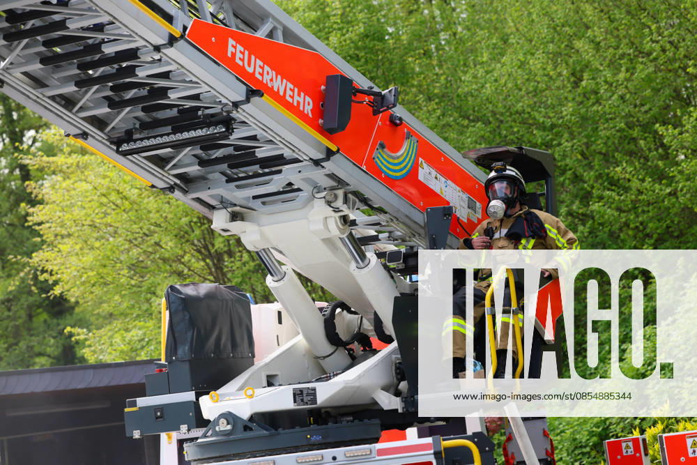 Großbrand zerstört Mehrfamilienhaus an der Grenze von Langenfeld und Solingen in mitten der Ohligser Heide Eine große Rauchsäule stieg am Montagnachmittag (27.04.2026) über der Ohligser Heide zwischen Langenfeld und Solingen auf, bereits von der A3 war die massive schwarze Rauchsäule zu sehen. Umgehend wurde die Feuerwehr Langenfeld alarmiert, zunächst berichteten Augenzeugen von einem Balkonbrand. Als die ersten Feuerwehrkräfte eintrafen stand das Mehrfamilienhaus auf der Rückseite nahezu in Vollbrand. Umgehend wurde das Alarmstichwort erhöht und zahlreiche Kräfte, auch aus umliegenden Gemeinden und Städten, nachalarmiert. In der Spitze waren rund 70 Einsatzkräfte vor Ort. Zum Beginn der Löschmaßnahmen gestaltete sich die L