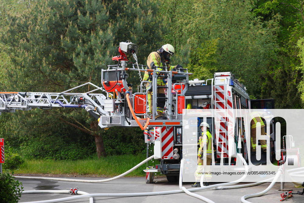 Großbrand zerstört Mehrfamilienhaus an der Grenze von Langenfeld und Solingen in mitten der Ohligser Heide Eine große Rauchsäule stieg am Montagnachmittag (27.04.2026) über der Ohligser Heide zwischen Langenfeld und Solingen auf, bereits von der A3 war die massive schwarze Rauchsäule zu sehen. Umgehend wurde die Feuerwehr Langenfeld alarmiert, zunächst berichteten Augenzeugen von einem Balkonbrand. Als die ersten Feuerwehrkräfte eintrafen stand das Mehrfamilienhaus auf der Rückseite nahezu in Vollbrand. Umgehend wurde das Alarmstichwort erhöht und zahlreiche Kräfte, auch aus umliegenden Gemeinden und Städten, nachalarmiert. In der Spitze waren rund 70 Einsatzkräfte vor Ort. Zum Beginn der Löschmaßnahmen gestaltete sich die L