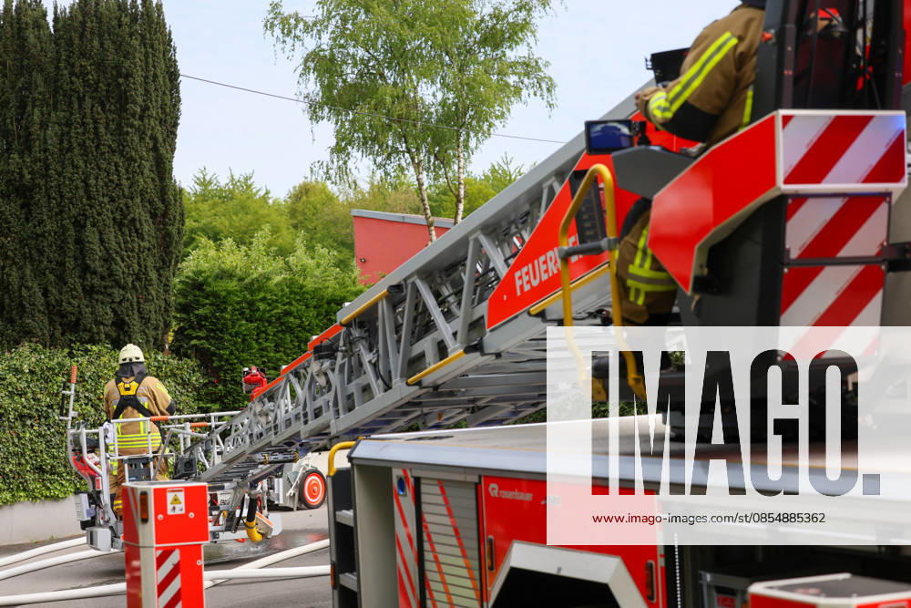 Großbrand zerstört Mehrfamilienhaus an der Grenze von Langenfeld und Solingen in mitten der Ohligser Heide Eine große Rauchsäule stieg am Montagnachmittag (27.04.2026) über der Ohligser Heide zwischen Langenfeld und Solingen auf, bereits von der A3 war die massive schwarze Rauchsäule zu sehen. Umgehend wurde die Feuerwehr Langenfeld alarmiert, zunächst berichteten Augenzeugen von einem Balkonbrand. Als die ersten Feuerwehrkräfte eintrafen stand das Mehrfamilienhaus auf der Rückseite nahezu in Vollbrand. Umgehend wurde das Alarmstichwort erhöht und zahlreiche Kräfte, auch aus umliegenden Gemeinden und Städten, nachalarmiert. In der Spitze waren rund 70 Einsatzkräfte vor Ort. Zum Beginn der Löschmaßnahmen gestaltete sich die L