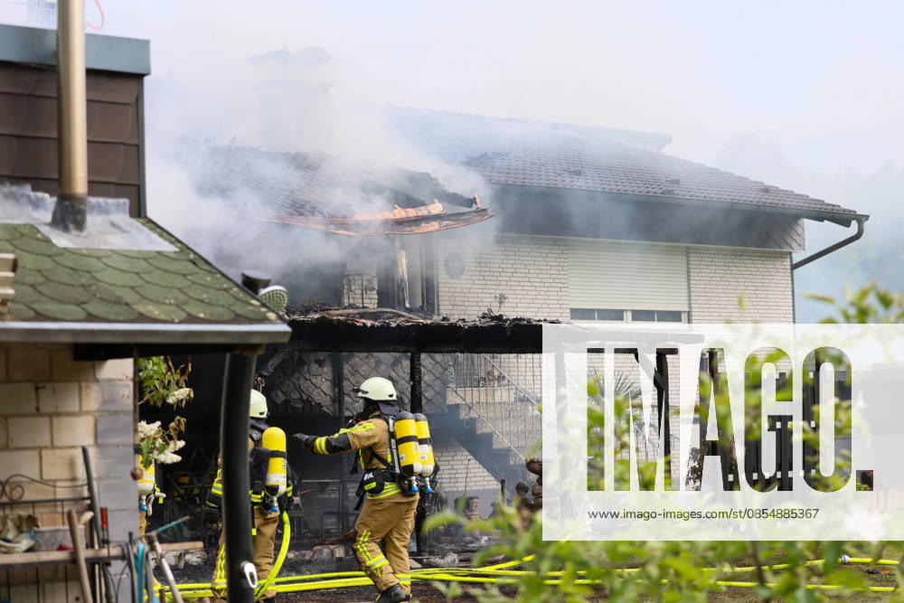 Großbrand zerstört Mehrfamilienhaus an der Grenze von Langenfeld und Solingen in mitten der Ohligser Heide Eine große Rauchsäule stieg am Montagnachmittag (27.04.2026) über der Ohligser Heide zwischen Langenfeld und Solingen auf, bereits von der A3 war die massive schwarze Rauchsäule zu sehen. Umgehend wurde die Feuerwehr Langenfeld alarmiert, zunächst berichteten Augenzeugen von einem Balkonbrand. Als die ersten Feuerwehrkräfte eintrafen stand das Mehrfamilienhaus auf der Rückseite nahezu in Vollbrand. Umgehend wurde das Alarmstichwort erhöht und zahlreiche Kräfte, auch aus umliegenden Gemeinden und Städten, nachalarmiert. In der Spitze waren rund 70 Einsatzkräfte vor Ort. Zum Beginn der Löschmaßnahmen gestaltete sich die L