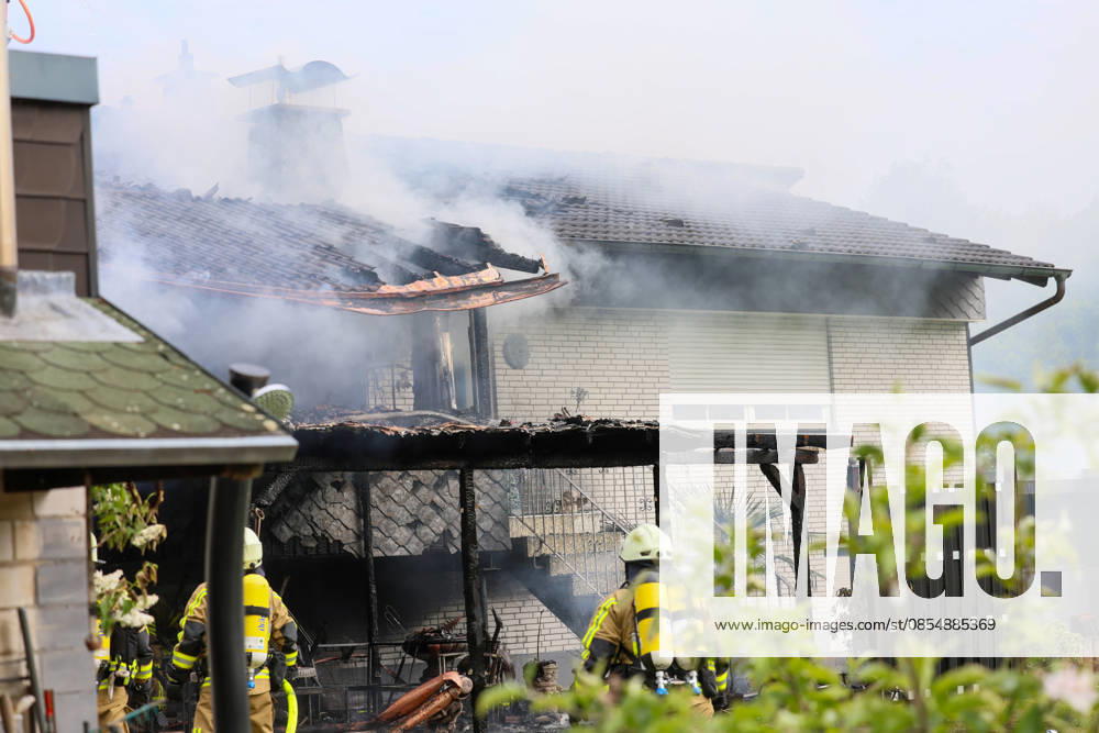 Großbrand zerstört Mehrfamilienhaus an der Grenze von Langenfeld und Solingen in mitten der Ohligser Heide Eine große Rauchsäule stieg am Montagnachmittag (27.04.2026) über der Ohligser Heide zwischen Langenfeld und Solingen auf, bereits von der A3 war die massive schwarze Rauchsäule zu sehen. Umgehend wurde die Feuerwehr Langenfeld alarmiert, zunächst berichteten Augenzeugen von einem Balkonbrand. Als die ersten Feuerwehrkräfte eintrafen stand das Mehrfamilienhaus auf der Rückseite nahezu in Vollbrand. Umgehend wurde das Alarmstichwort erhöht und zahlreiche Kräfte, auch aus umliegenden Gemeinden und Städten, nachalarmiert. In der Spitze waren rund 70 Einsatzkräfte vor Ort. Zum Beginn der Löschmaßnahmen gestaltete sich die L