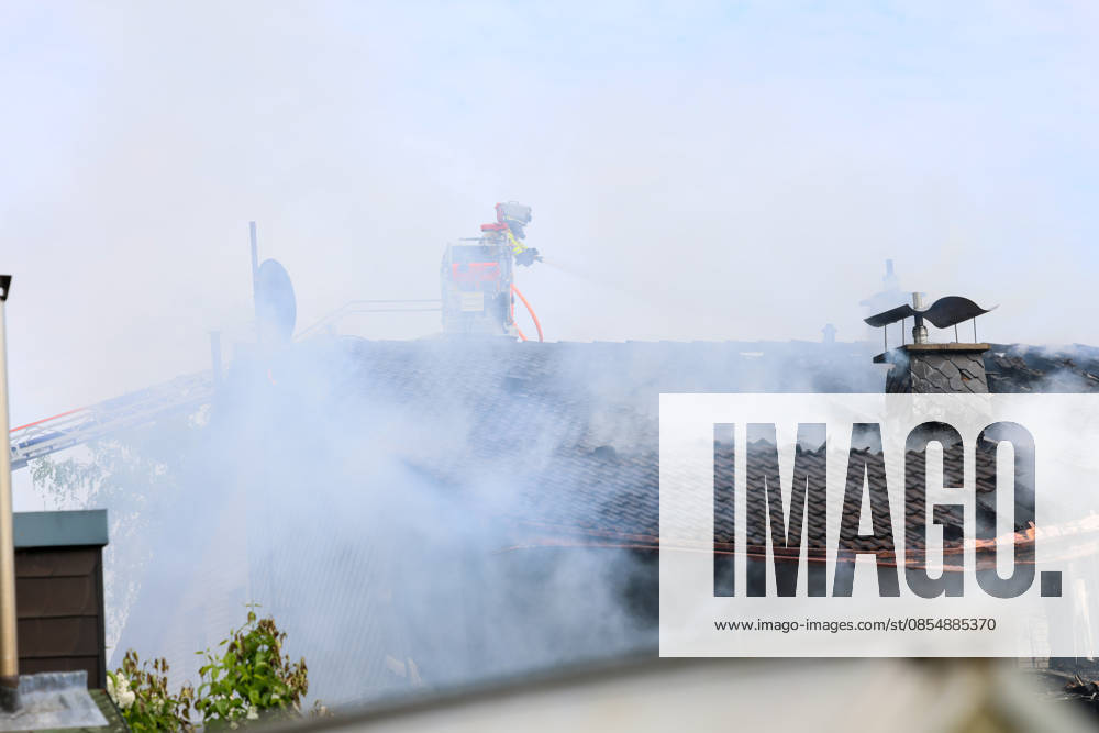 Großbrand zerstört Mehrfamilienhaus an der Grenze von Langenfeld und Solingen in mitten der Ohligser Heide Eine große Rauchsäule stieg am Montagnachmittag (27.04.2026) über der Ohligser Heide zwischen Langenfeld und Solingen auf, bereits von der A3 war die massive schwarze Rauchsäule zu sehen. Umgehend wurde die Feuerwehr Langenfeld alarmiert, zunächst berichteten Augenzeugen von einem Balkonbrand. Als die ersten Feuerwehrkräfte eintrafen stand das Mehrfamilienhaus auf der Rückseite nahezu in Vollbrand. Umgehend wurde das Alarmstichwort erhöht und zahlreiche Kräfte, auch aus umliegenden Gemeinden und Städten, nachalarmiert. In der Spitze waren rund 70 Einsatzkräfte vor Ort. Zum Beginn der Löschmaßnahmen gestaltete sich die L