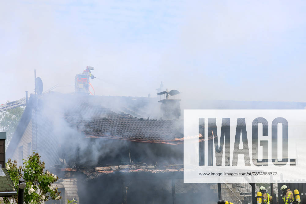 Großbrand zerstört Mehrfamilienhaus an der Grenze von Langenfeld und Solingen in mitten der Ohligser Heide Eine große Rauchsäule stieg am Montagnachmittag (27.04.2026) über der Ohligser Heide zwischen Langenfeld und Solingen auf, bereits von der A3 war die massive schwarze Rauchsäule zu sehen. Umgehend wurde die Feuerwehr Langenfeld alarmiert, zunächst berichteten Augenzeugen von einem Balkonbrand. Als die ersten Feuerwehrkräfte eintrafen stand das Mehrfamilienhaus auf der Rückseite nahezu in Vollbrand. Umgehend wurde das Alarmstichwort erhöht und zahlreiche Kräfte, auch aus umliegenden Gemeinden und Städten, nachalarmiert. In der Spitze waren rund 70 Einsatzkräfte vor Ort. Zum Beginn der Löschmaßnahmen gestaltete sich die L