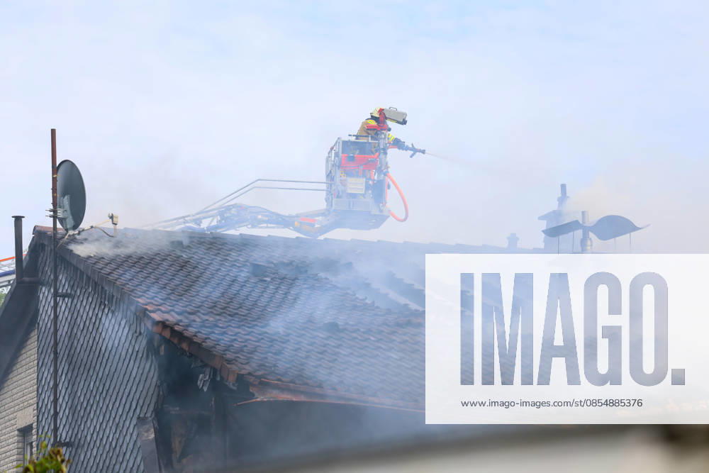 Großbrand zerstört Mehrfamilienhaus an der Grenze von Langenfeld und Solingen in mitten der Ohligser Heide Eine große Rauchsäule stieg am Montagnachmittag (27.04.2026) über der Ohligser Heide zwischen Langenfeld und Solingen auf, bereits von der A3 war die massive schwarze Rauchsäule zu sehen. Umgehend wurde die Feuerwehr Langenfeld alarmiert, zunächst berichteten Augenzeugen von einem Balkonbrand. Als die ersten Feuerwehrkräfte eintrafen stand das Mehrfamilienhaus auf der Rückseite nahezu in Vollbrand. Umgehend wurde das Alarmstichwort erhöht und zahlreiche Kräfte, auch aus umliegenden Gemeinden und Städten, nachalarmiert. In der Spitze waren rund 70 Einsatzkräfte vor Ort. Zum Beginn der Löschmaßnahmen gestaltete sich die L