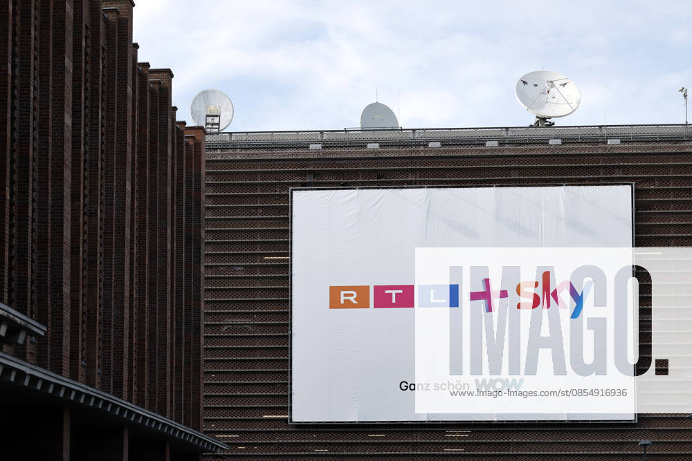 A poster near the headquarters of the TV station RTL on Picassoplatz in Cologne Deutz announces the merger of RTL and Sky RTL is in a crisis of quota pressure and strong streaming competition With the purchase of Sky Deutschland on June 1, 2026 for at least 150 million euros, the Cologne-based broadcaster is planning a liberating blow Theme image, symbolic image C