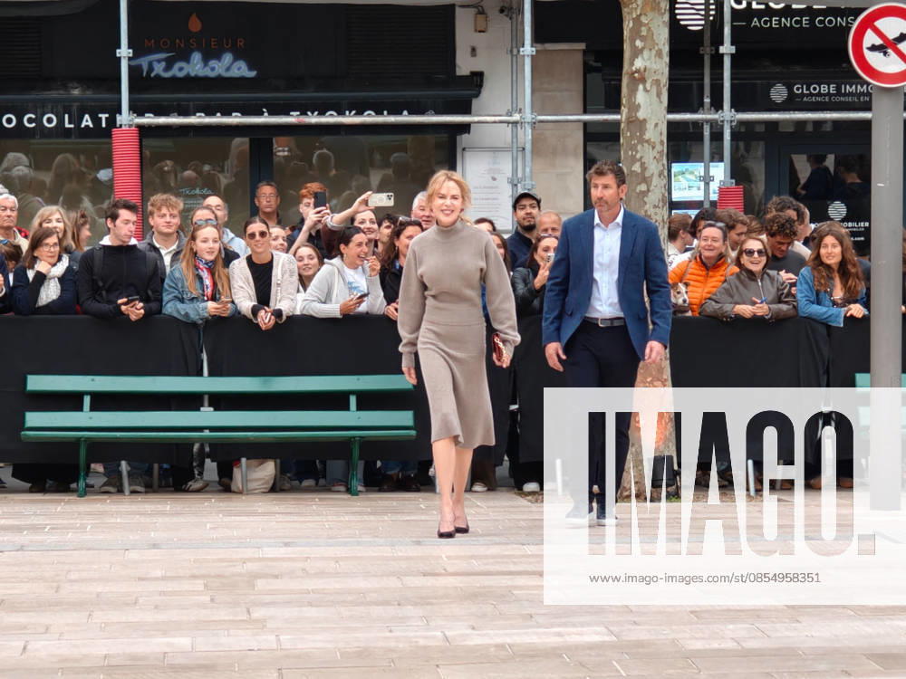Nicole Kidman attendu par nombreux fans à Biarritz la veille du défilé Croisière Chanel le 27 avril 2026 Christophe de Prada Bestimage Nicole Kidman expected by many fans in Biarritz the day before the Chanel Cruise show on April 27, 2026 Biarritz France