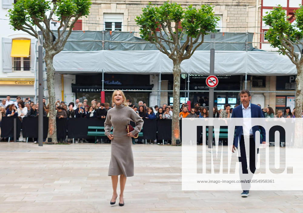 Nicole Kidman attendu par nombreux fans à Biarritz la veille du défilé Croisière Chanel le 27 avril 2026 Christophe de Prada Bestimage Nicole Kidman expected by many fans in Biarritz the day before the Chanel Cruise show on April 27, 2026 Biarritz France